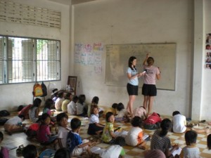volunteer-teaching-in-cambodia